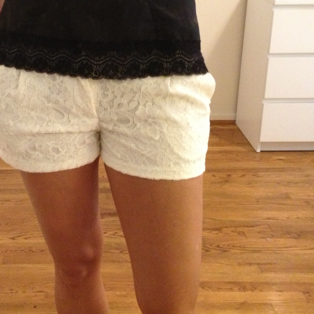 White lace Dress Shorts - Picture 4 of 4